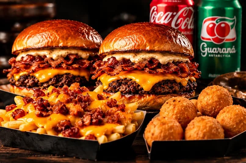 Conselho do Clã: 2 burgers, fritas com cheddar e bacon, bolinhas de queijo e 2 refrigerantes.